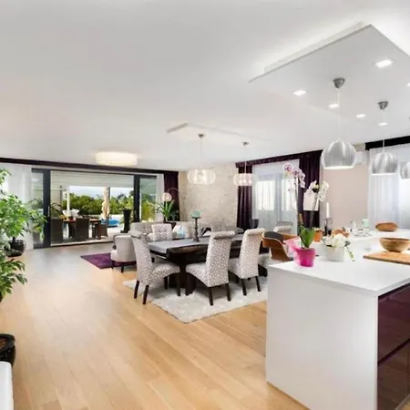 Bella With Pool Apartment Malinska