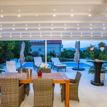 Bella With Pool Apartment *