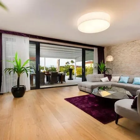 Bella With Pool Apartment *
