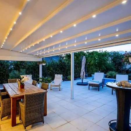 Apartment Bella With Pool