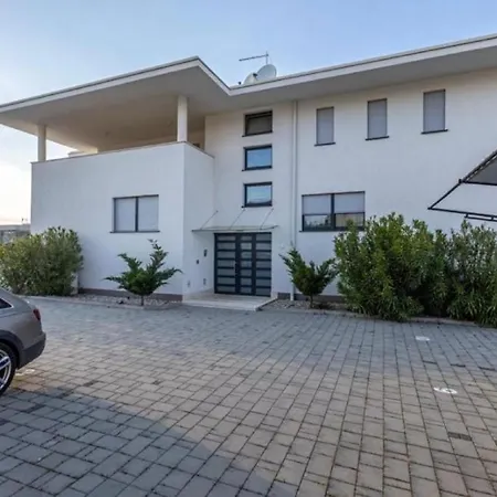 Apartment Bella With Pool